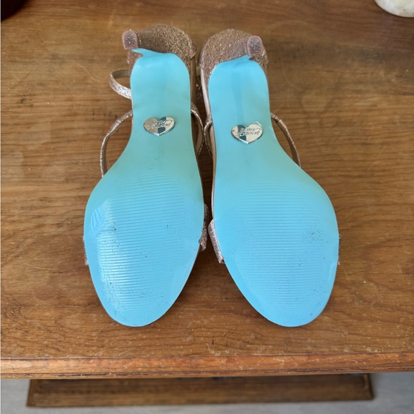 Betsey Johnson gold heels / Size 7 - Picture 4 of 4